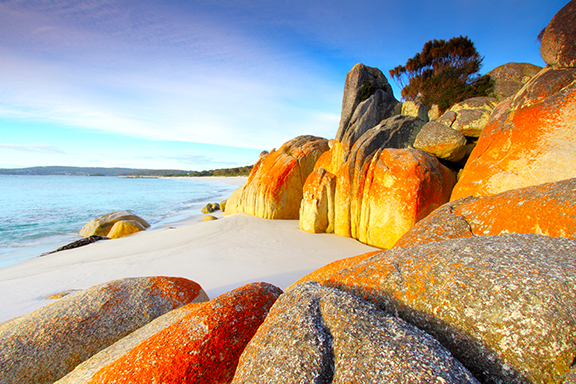 Foto von Felsblöcken am Strand in strahlendem Sonnenschein